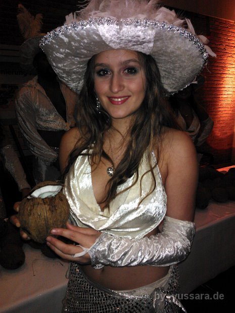Das Highlight, traditionelles Kokosnuss öffnen zur Begrüßung ihrer Gäste (6)